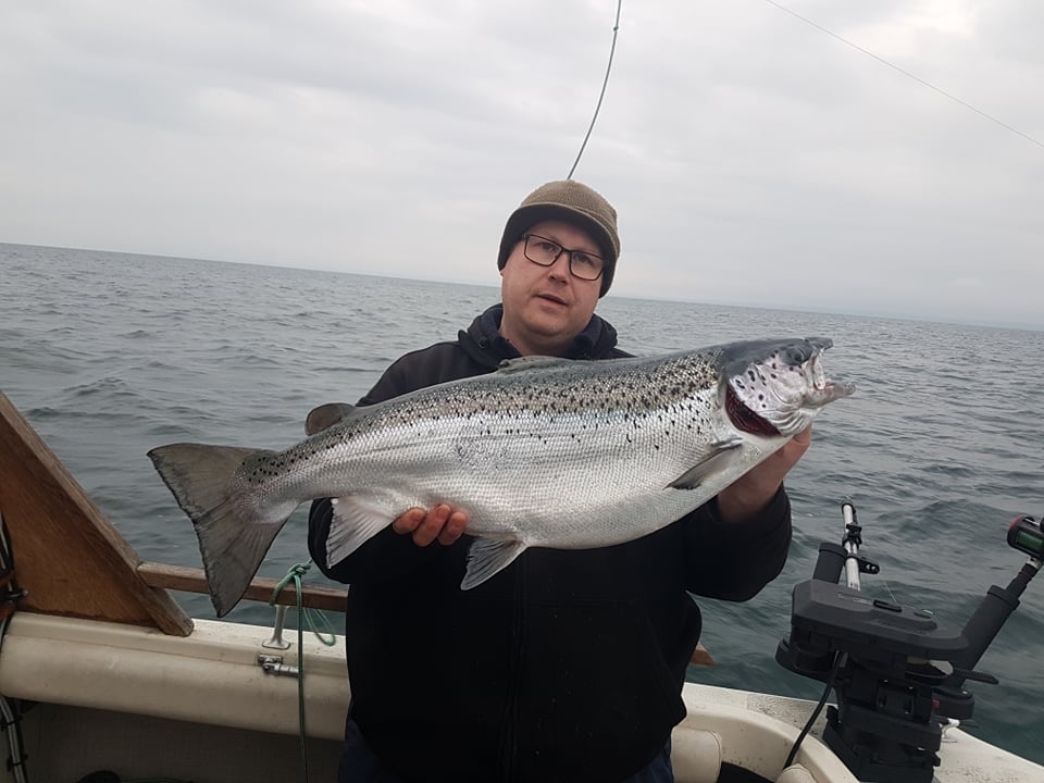 Ordförande Håkan Nordling med en välmatad lax från Vättern.